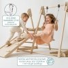 Drewniany domowy plac zabaw ze zjeżdżalnią, ścianką wspinaczkową i huśtawką